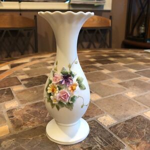 LEFTON small vase raised flowers KW 829